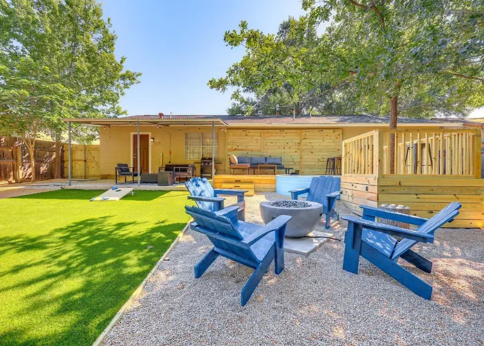 Modern San Antonio Home With Patio, Grill, Fire Pit!