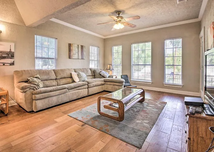 San Antonio Home With Patio - 3 Mi To River Walk!