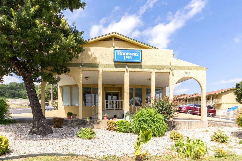 Hillview At Six Flags Fiesta Motel