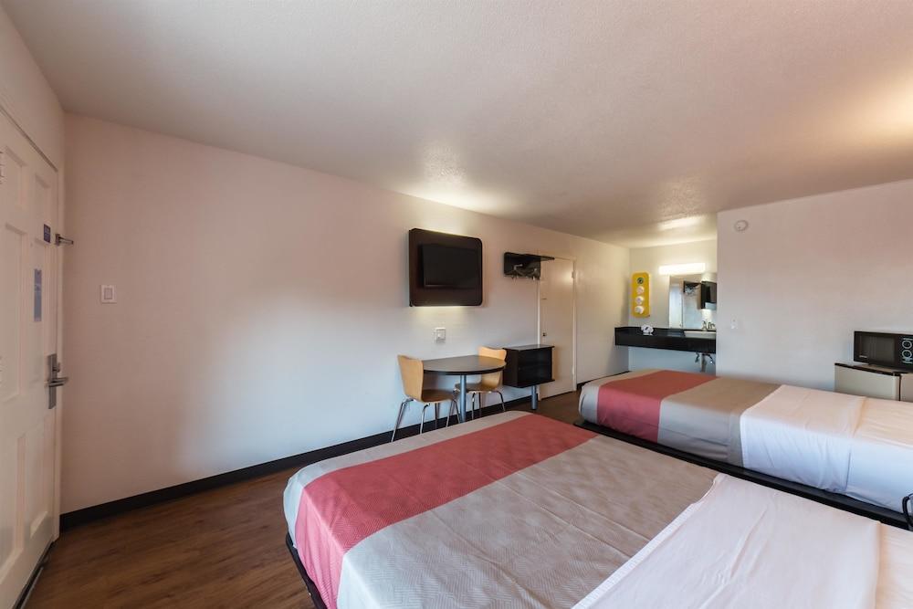 Hotel River 2*