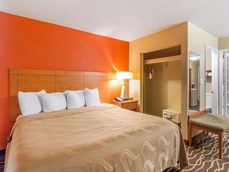 Hotel Quality & I-35 Near Frost Bank Center 2*