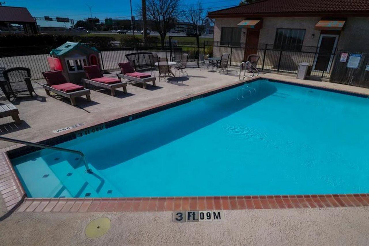 Motel University &