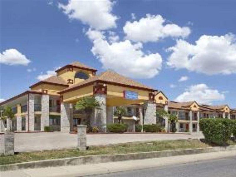 Inn Quality I-10 East Near Frost Bank Center 2*