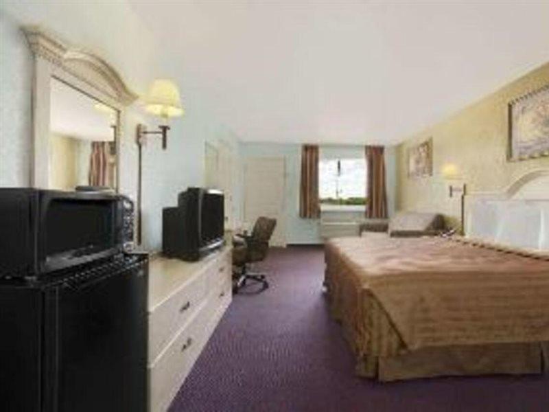 Inn Quality I-10 East Near Frost Bank Center 2*