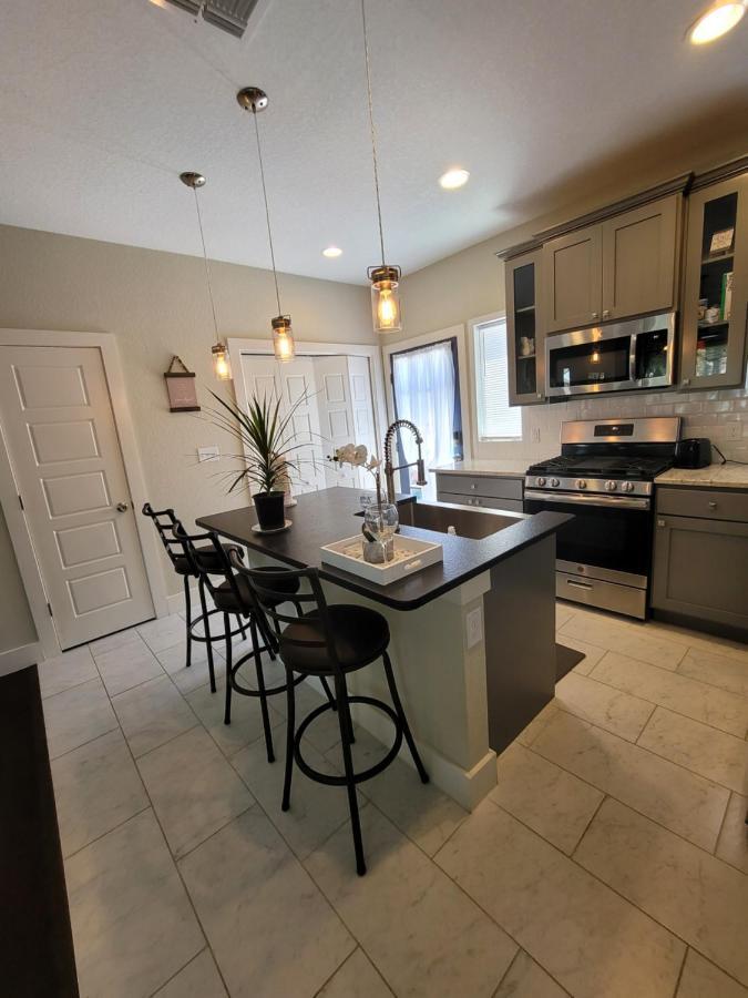 Spacious Townhouse Minutes From Downtown Sa. San Antonio