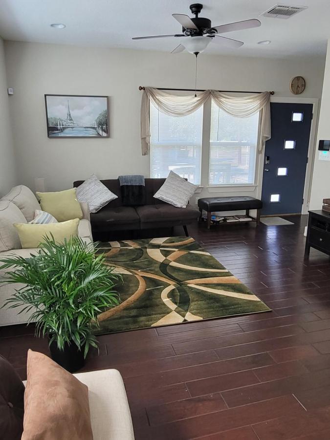 Holiday home Spacious Townhouse Minutes From Downtown Sa. *