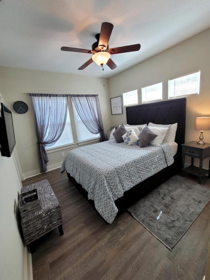 Spacious Townhouse Minutes From Downtown Sa. * San Antonio