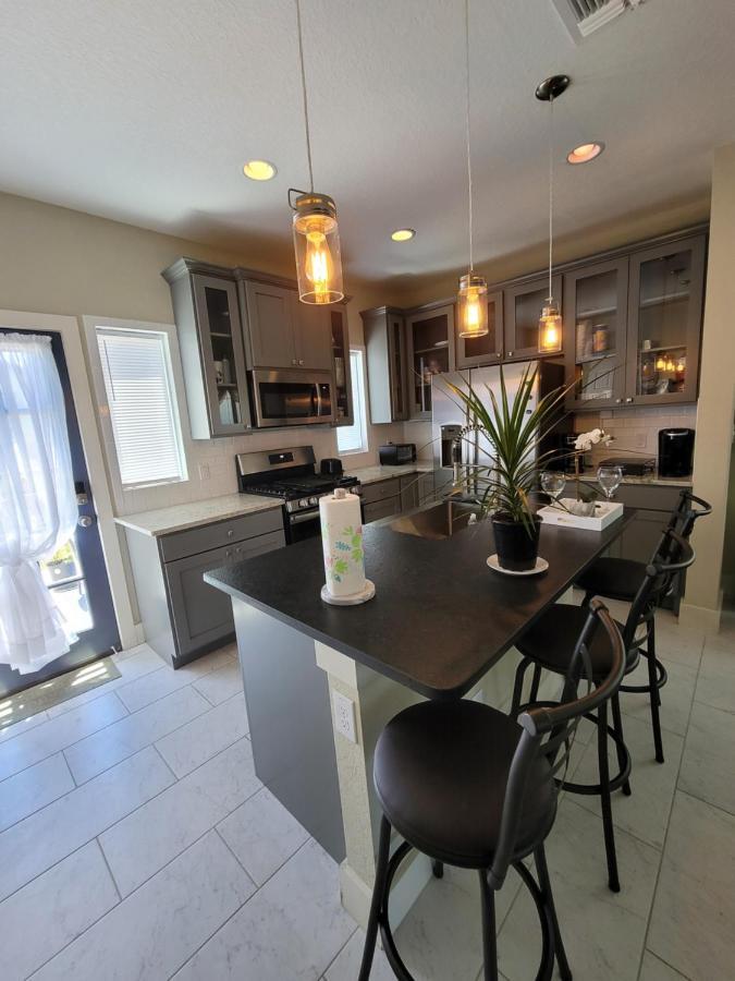 Spacious Townhouse Minutes From Downtown Sa. Holiday home San Antonio