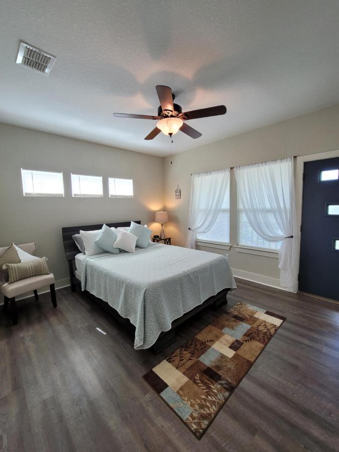 Spacious Townhouse Minutes From Downtown Sa. * San Antonio