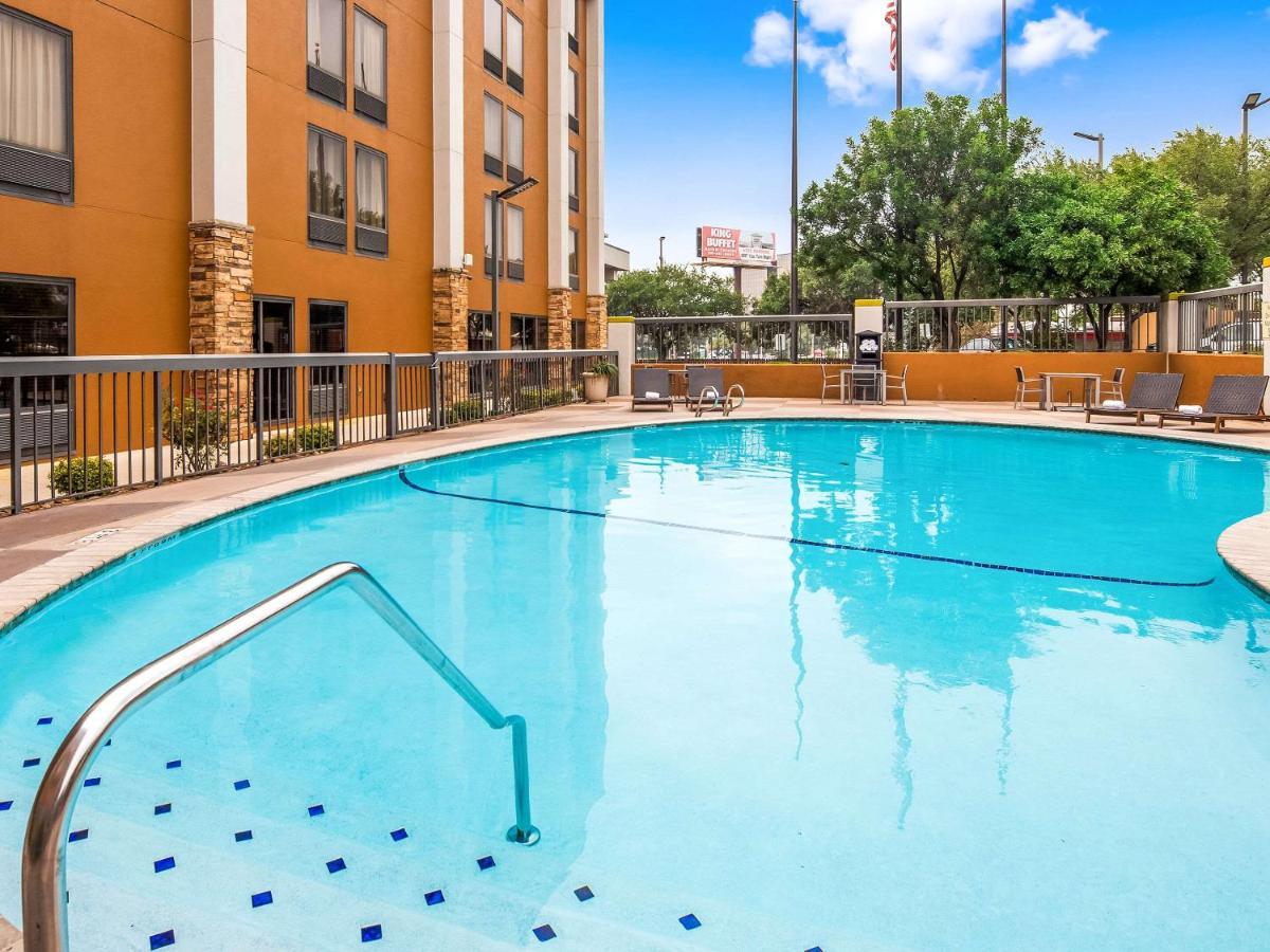Hotel Clarion Pointe Near Medical Center