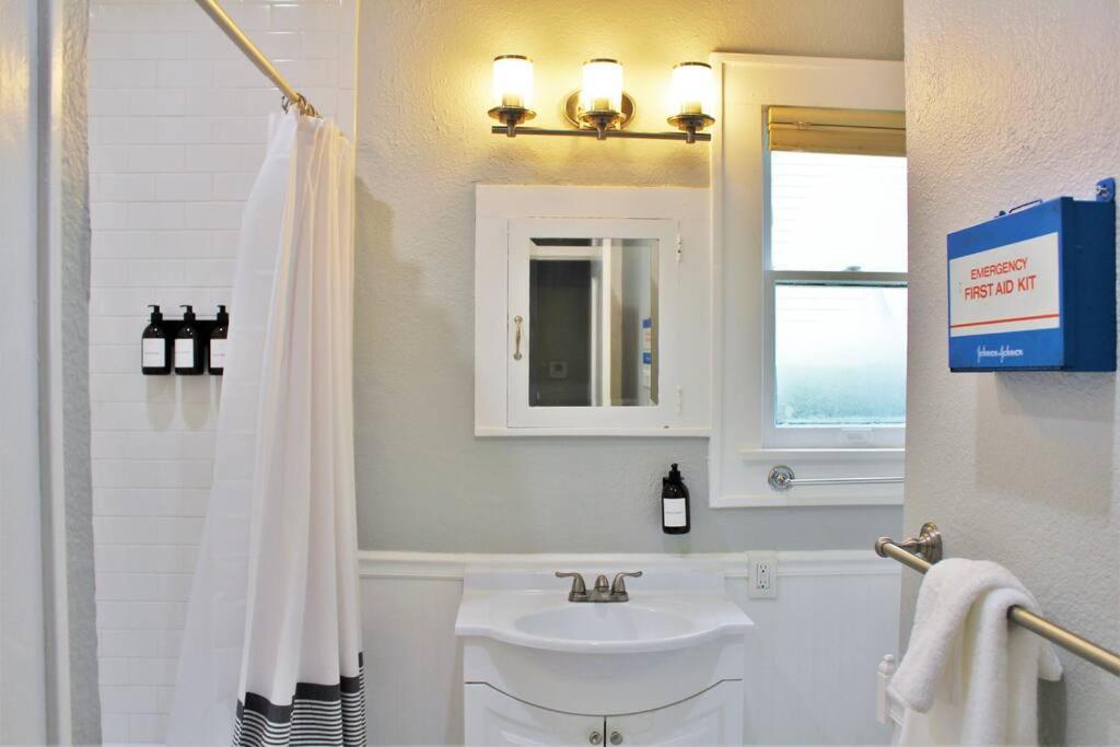 Casamagnolia - Cheerful 3-bdrm Home, Free Parking, 30 Days Or More * San Antonio