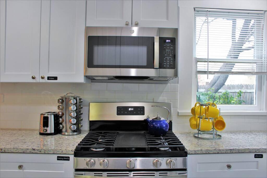 Casamagnolia - Cheerful 3-bdrm Home, Free Parking, 30 Days Or More Holiday home San Antonio