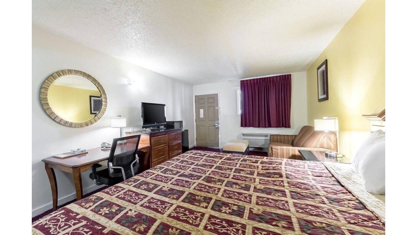 Hillview At Six Flags Fiesta Motel