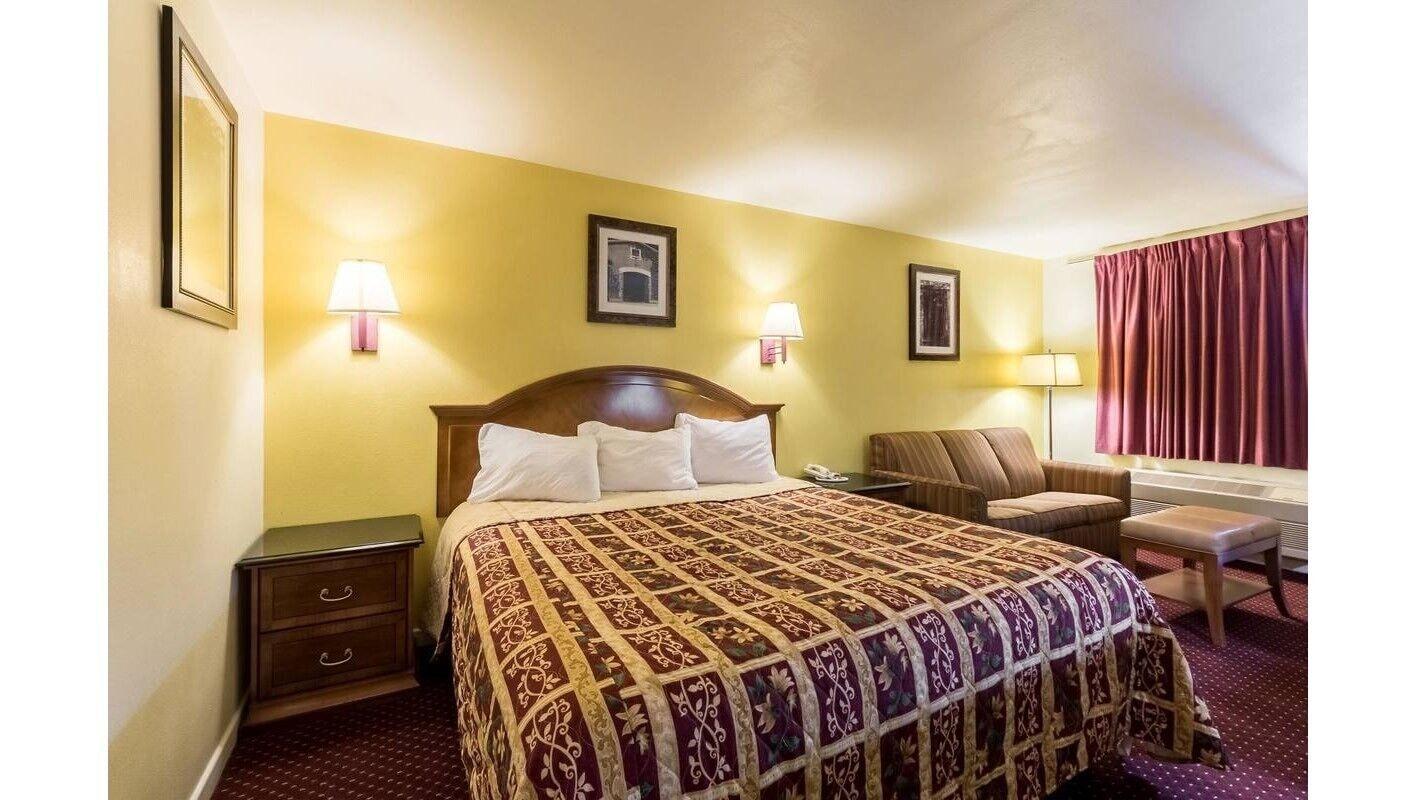 Hillview At Six Flags Fiesta Motel