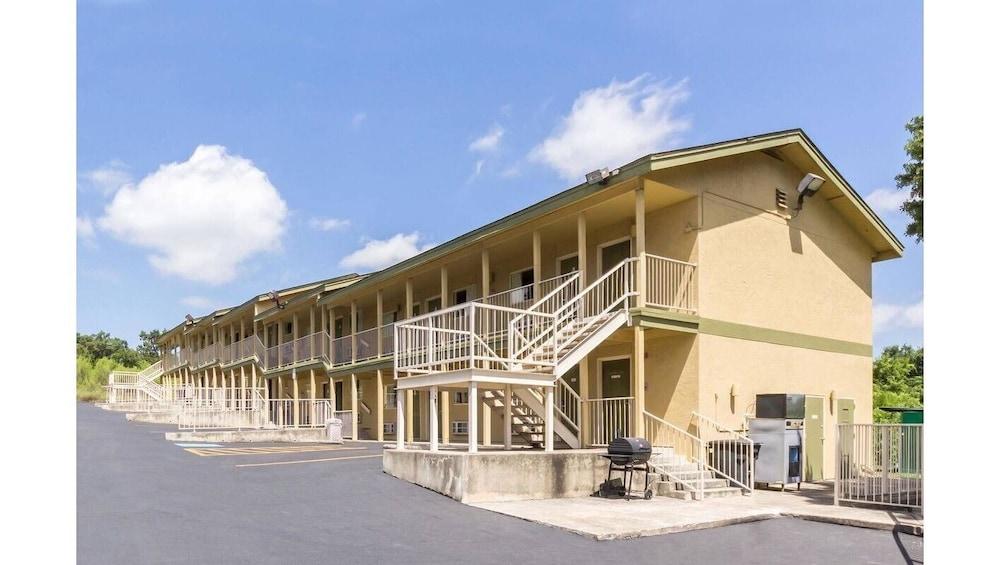 Hillview At Six Flags Fiesta Motel
