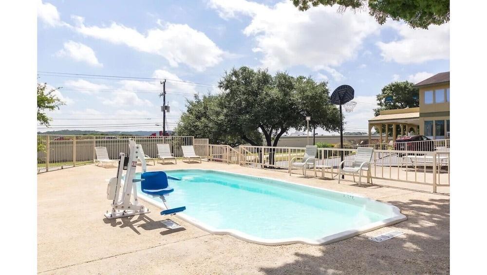 Hillview At Six Flags Fiesta Motel San Antonio