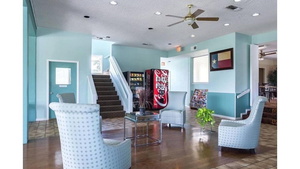 Hillview At Six Flags Fiesta Motel