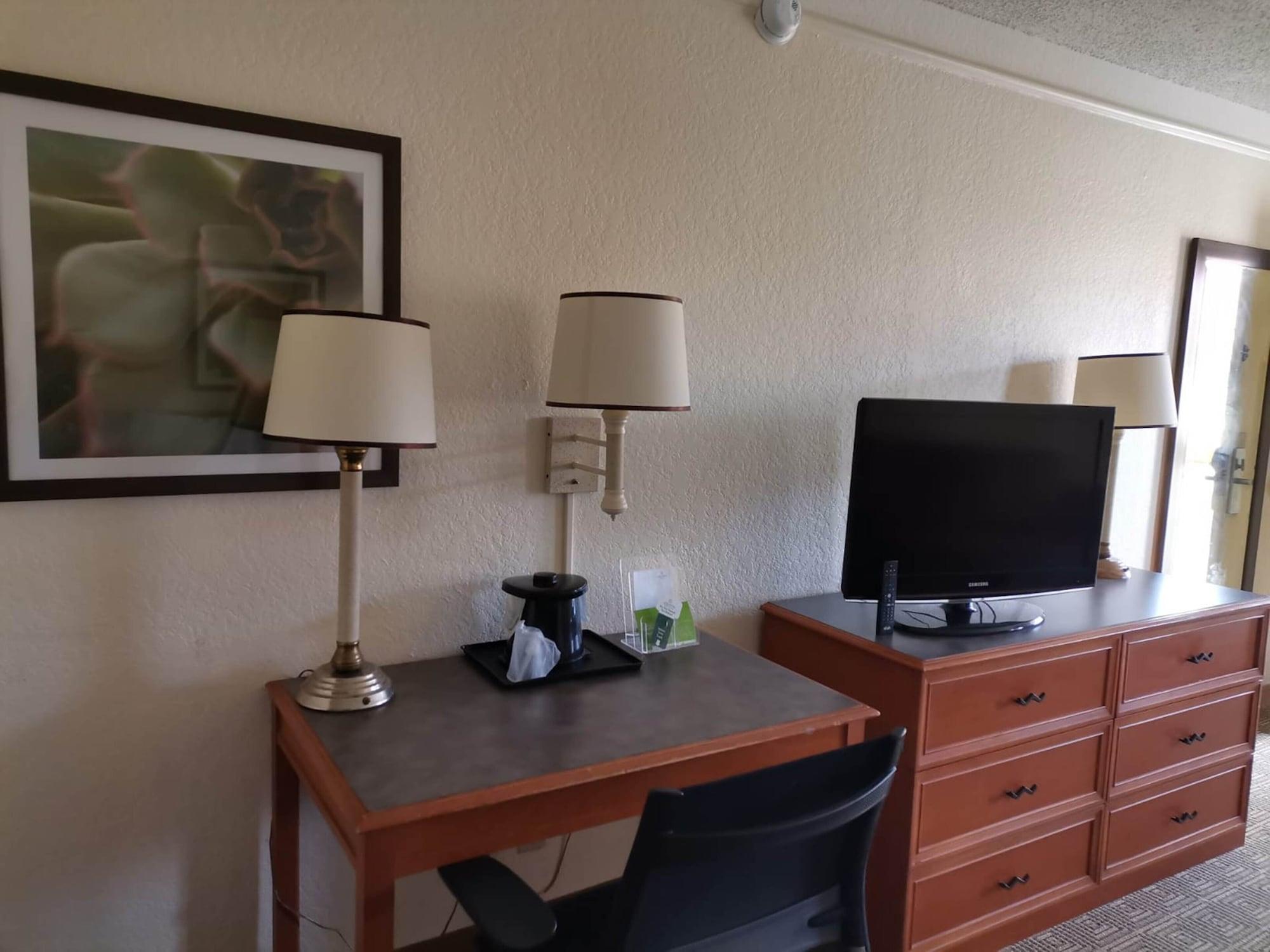 Super 8 By Wyndham Near Seaworld Ingram Park 3*