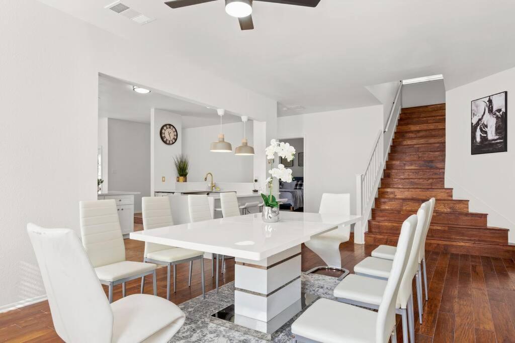 5 Bedrooms With Chefs Kitchen 2 Masters And Game Lounge Holiday home
