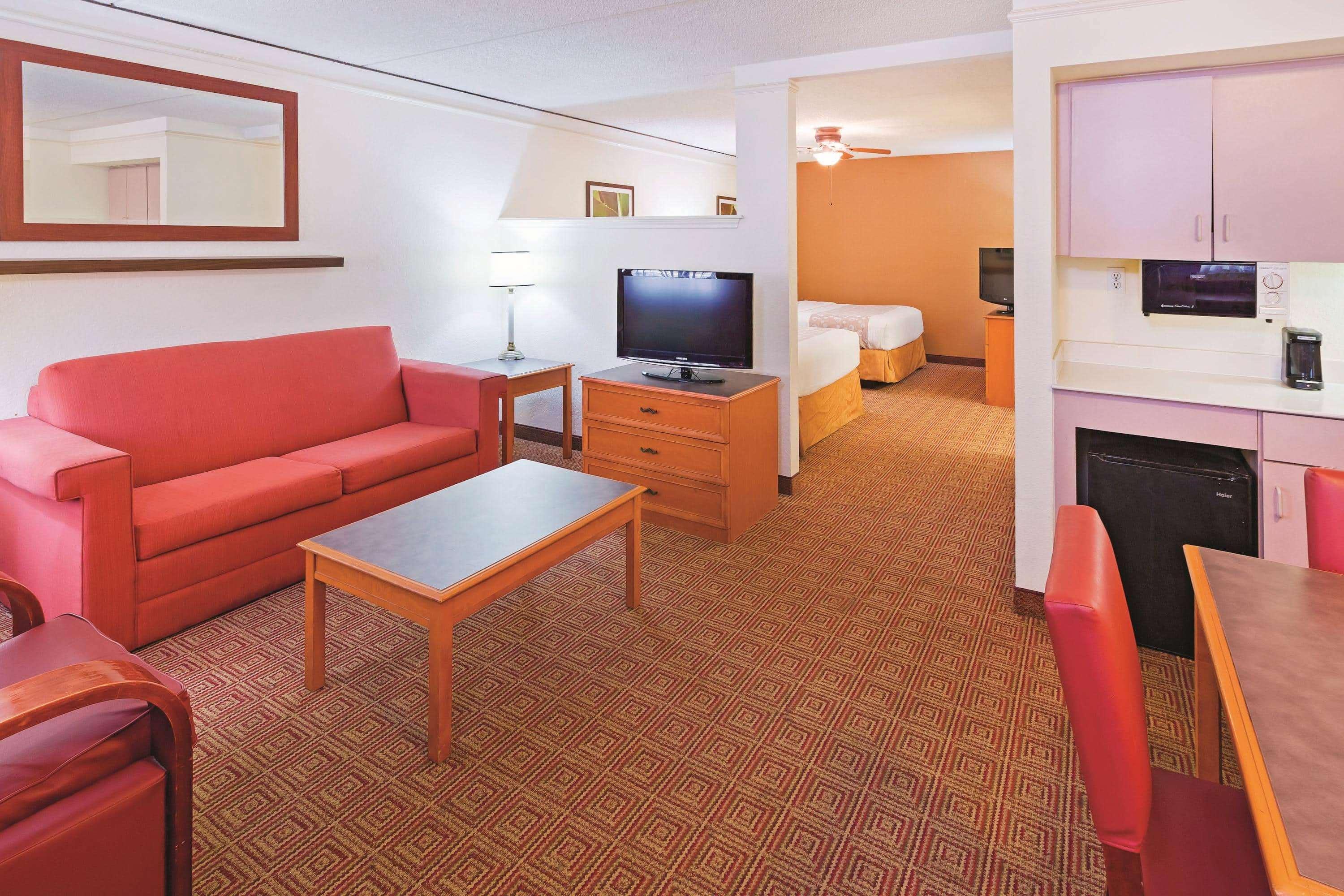 Super 8 By Wyndham Near Seaworld Ingram Park