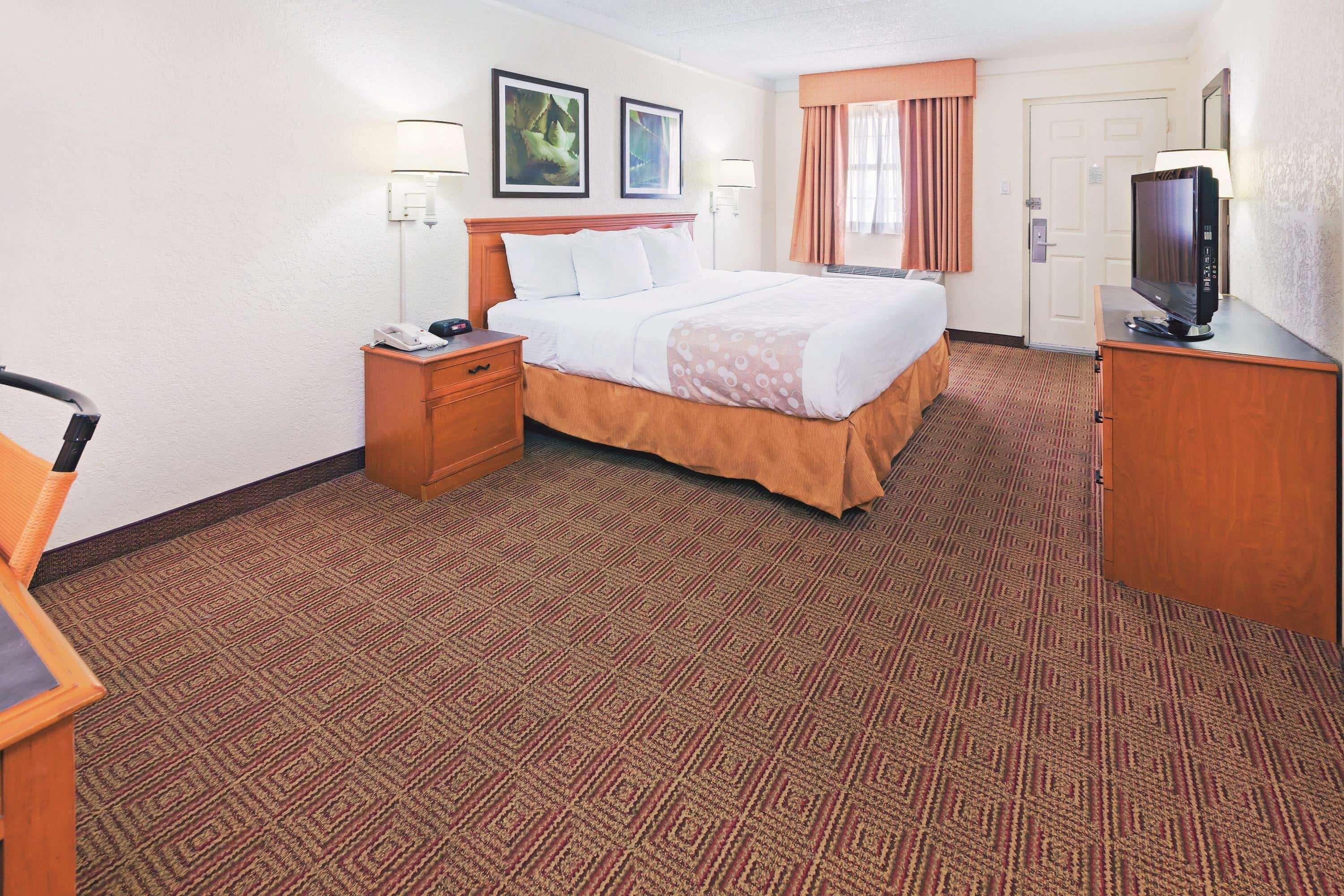 Super 8 By Wyndham Near Seaworld Ingram Park Hotel
