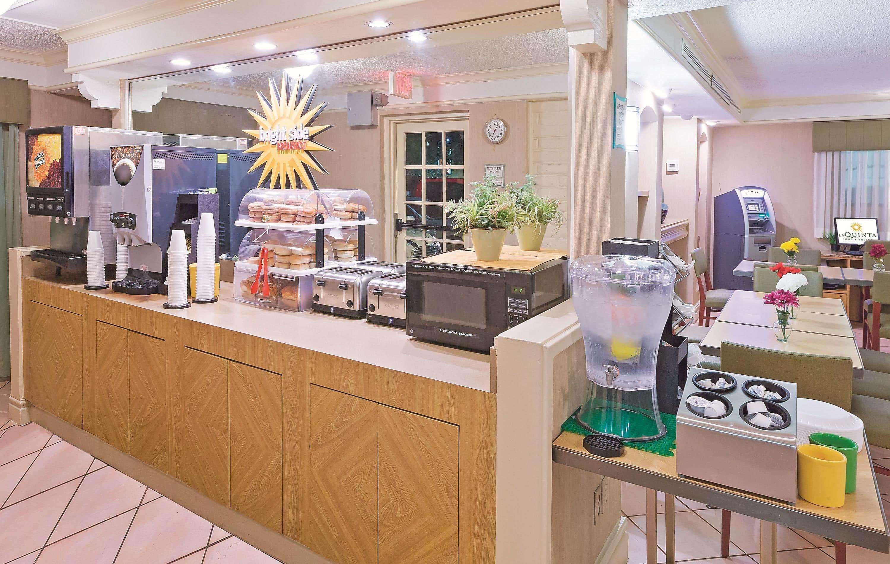 Hotel Super 8 By Wyndham Near Seaworld Ingram Park San Antonio