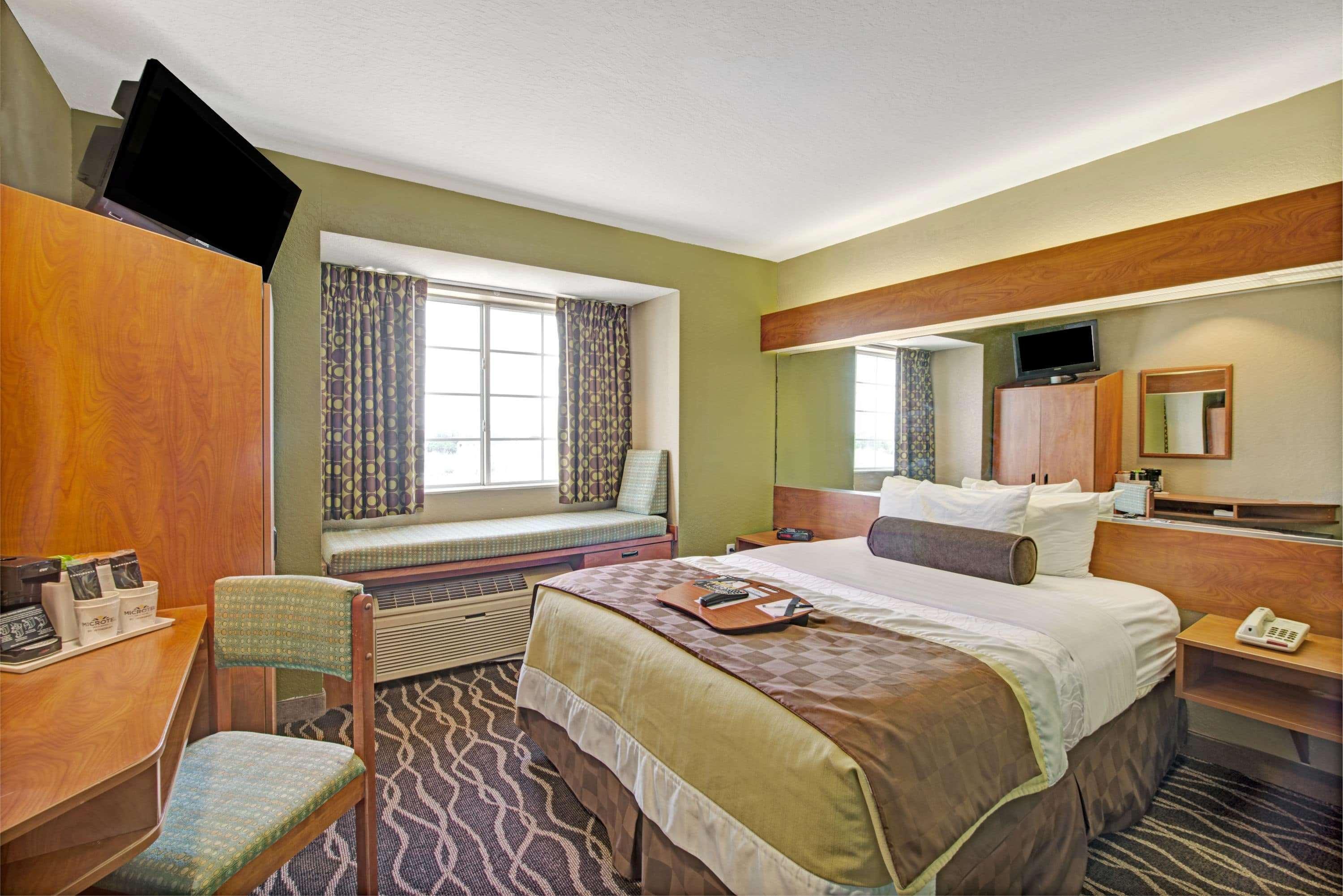 Super 8 By Wyndham Downtown Ne Hotel