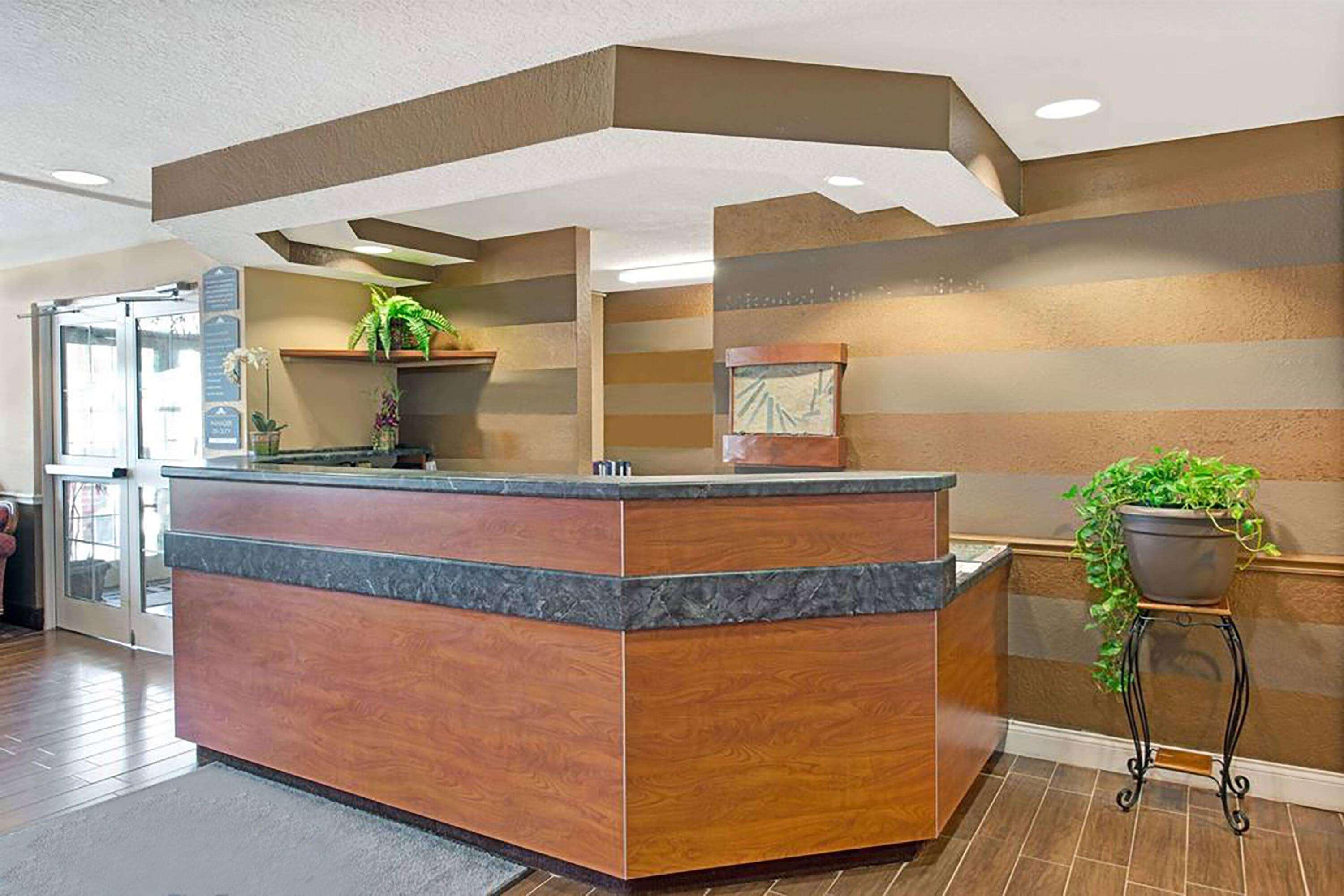 Super 8 By Wyndham Downtown Ne Hotel