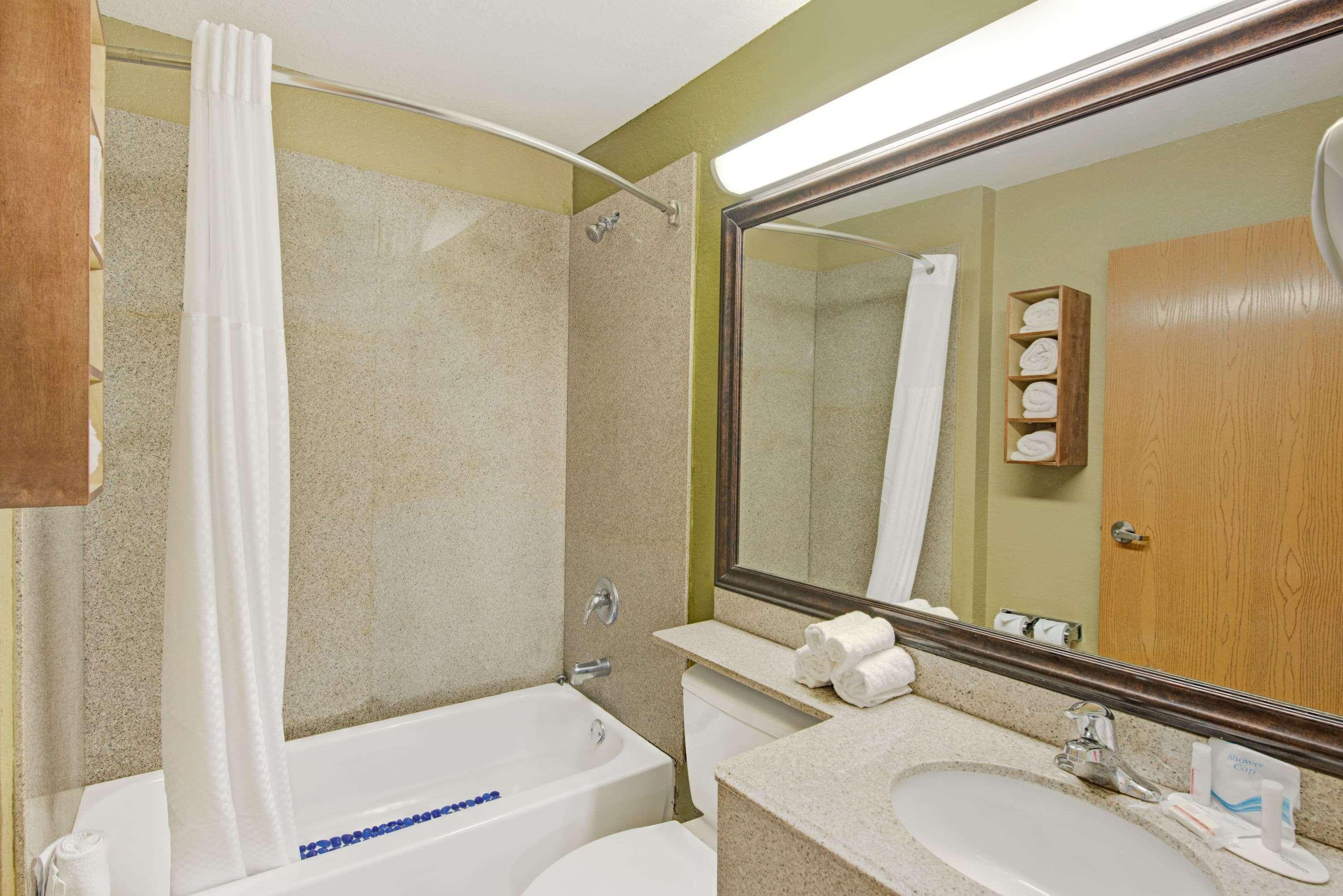 Super 8 By Wyndham Downtown Ne Hotel