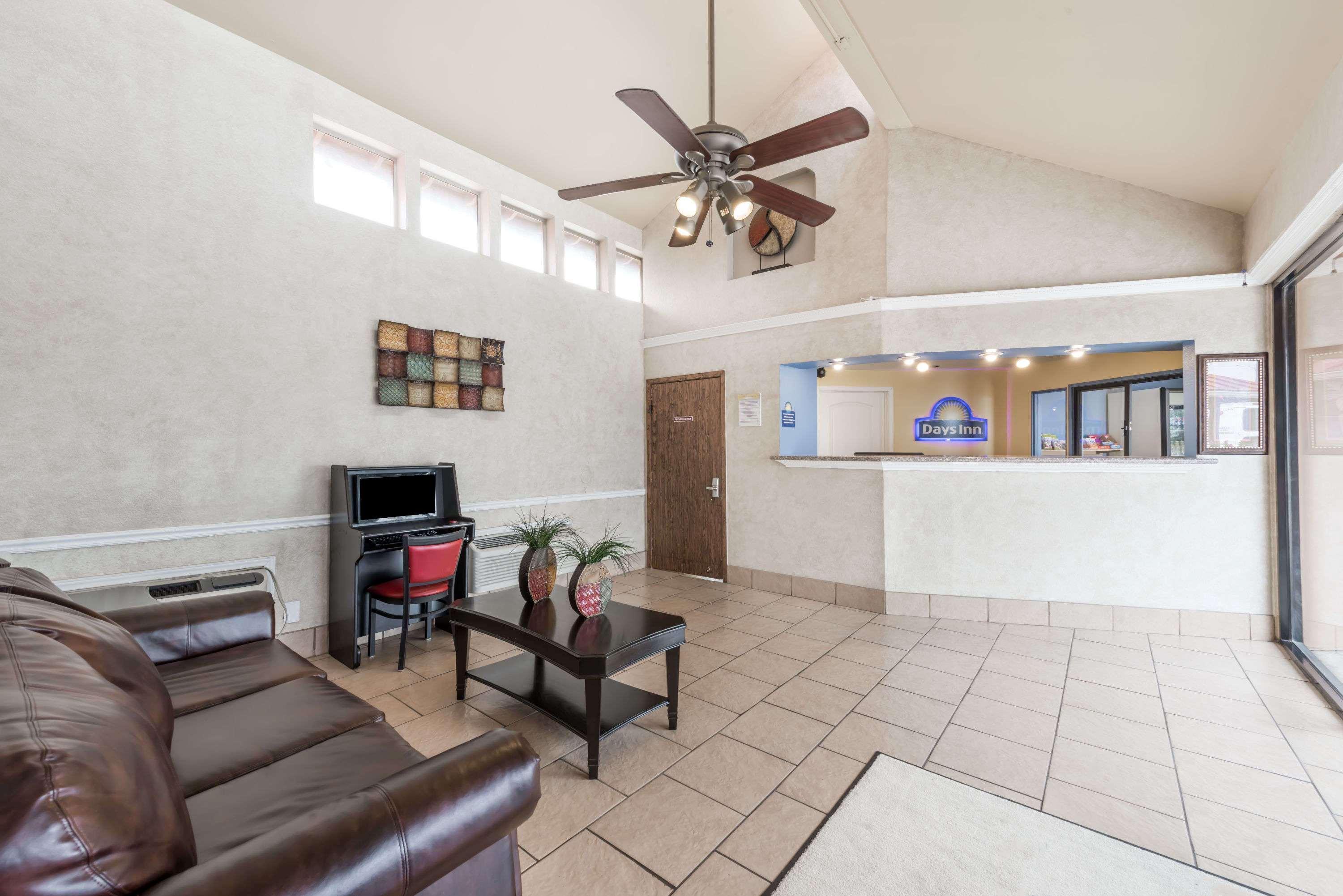 Days By Wyndham Splashtown/att Center 2*