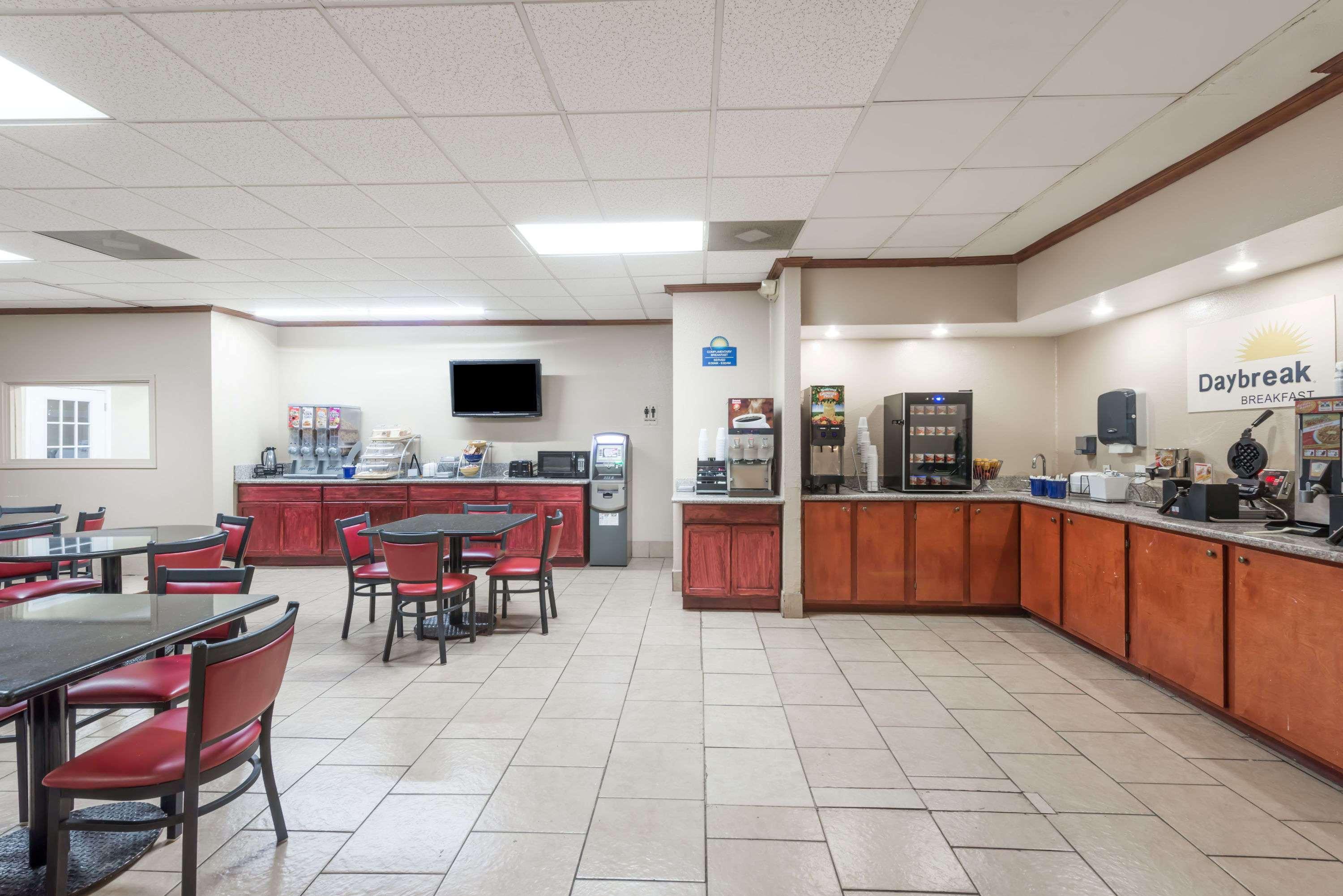 Hotel Days By Wyndham Splashtown/att Center 2*