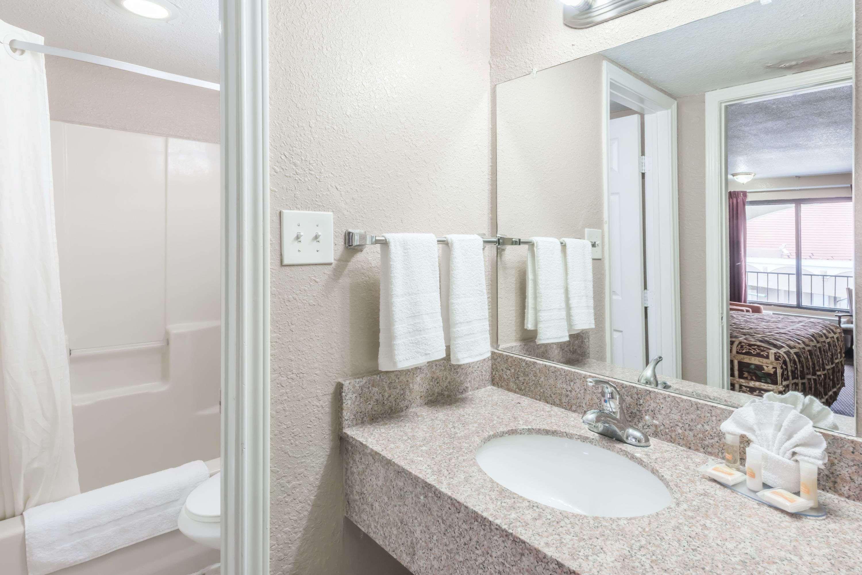 Hotel Days By Wyndham Splashtown/att Center