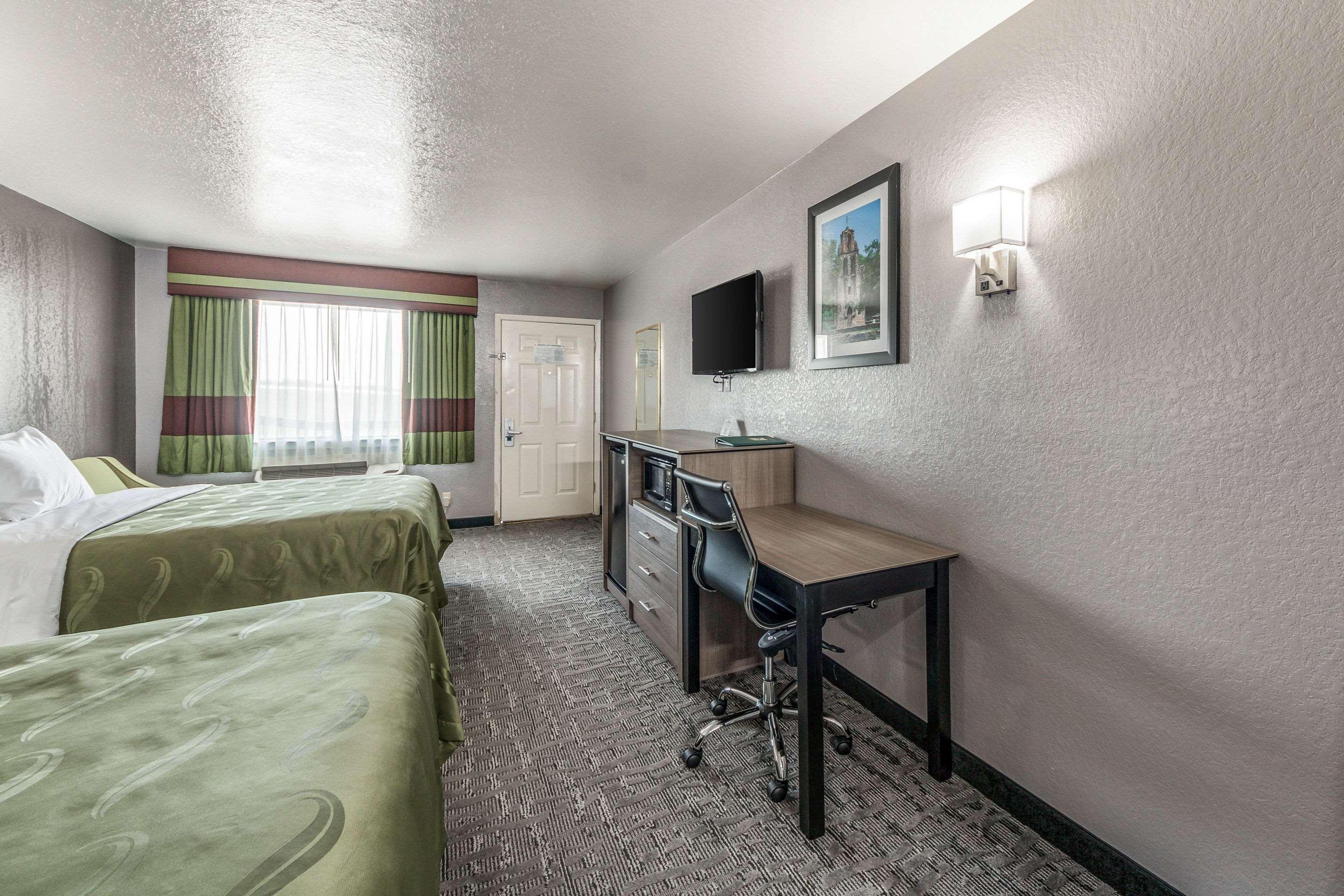 Inn Quality I-10 East Near Frost Bank Center San Antonio