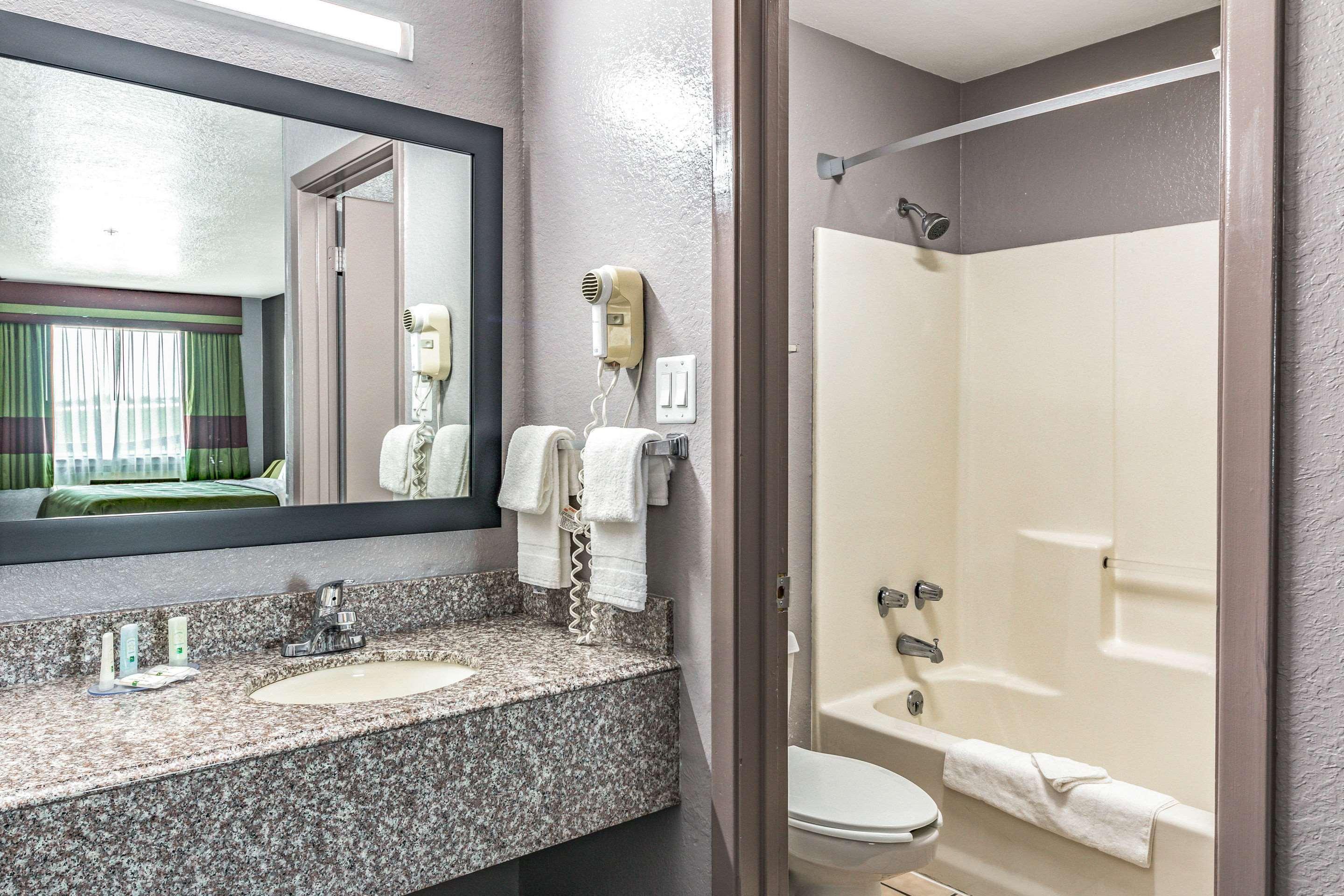 Inn Quality I-10 East Near Frost Bank Center 2*