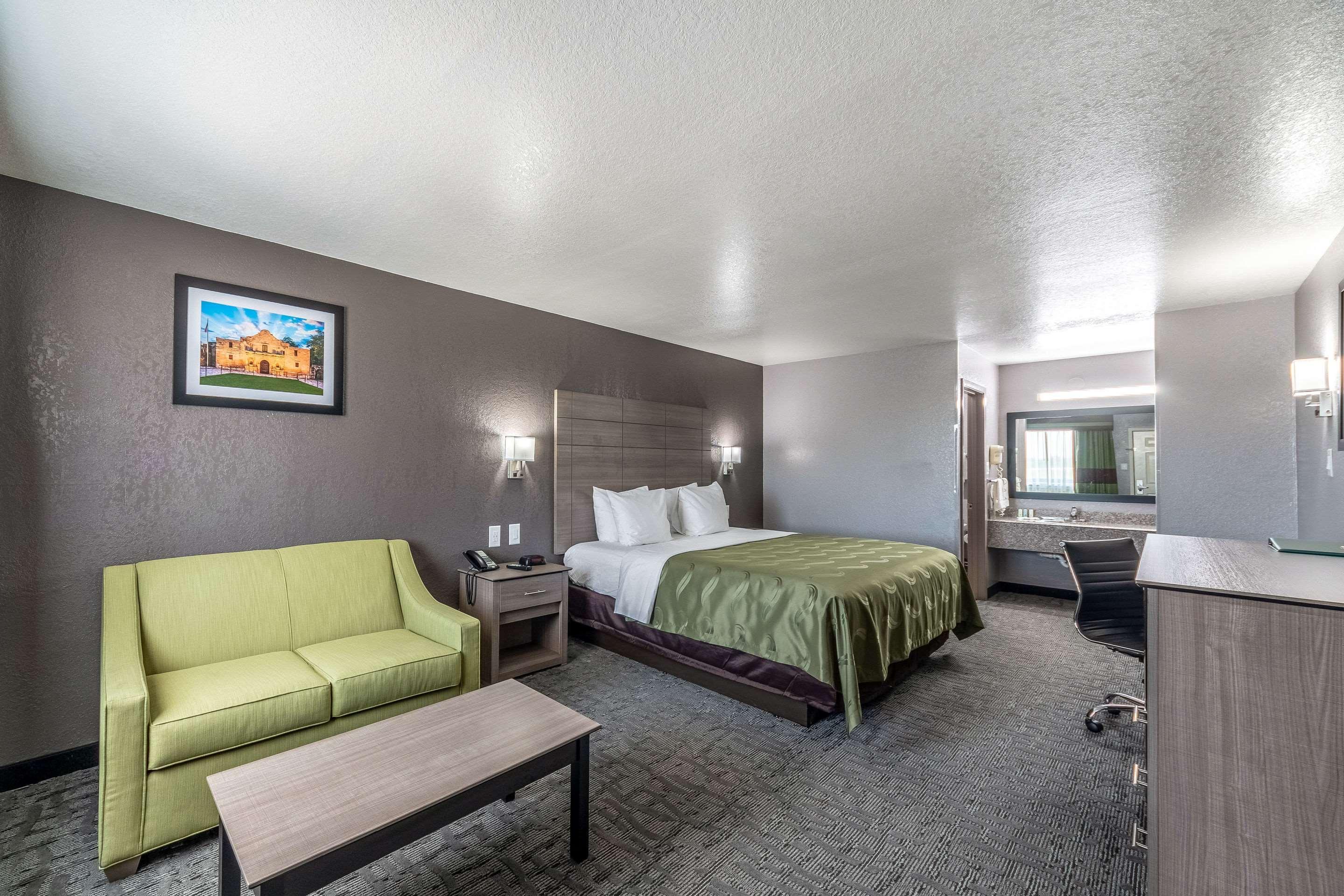 Inn Quality I-10 East Near Frost Bank Center 2*