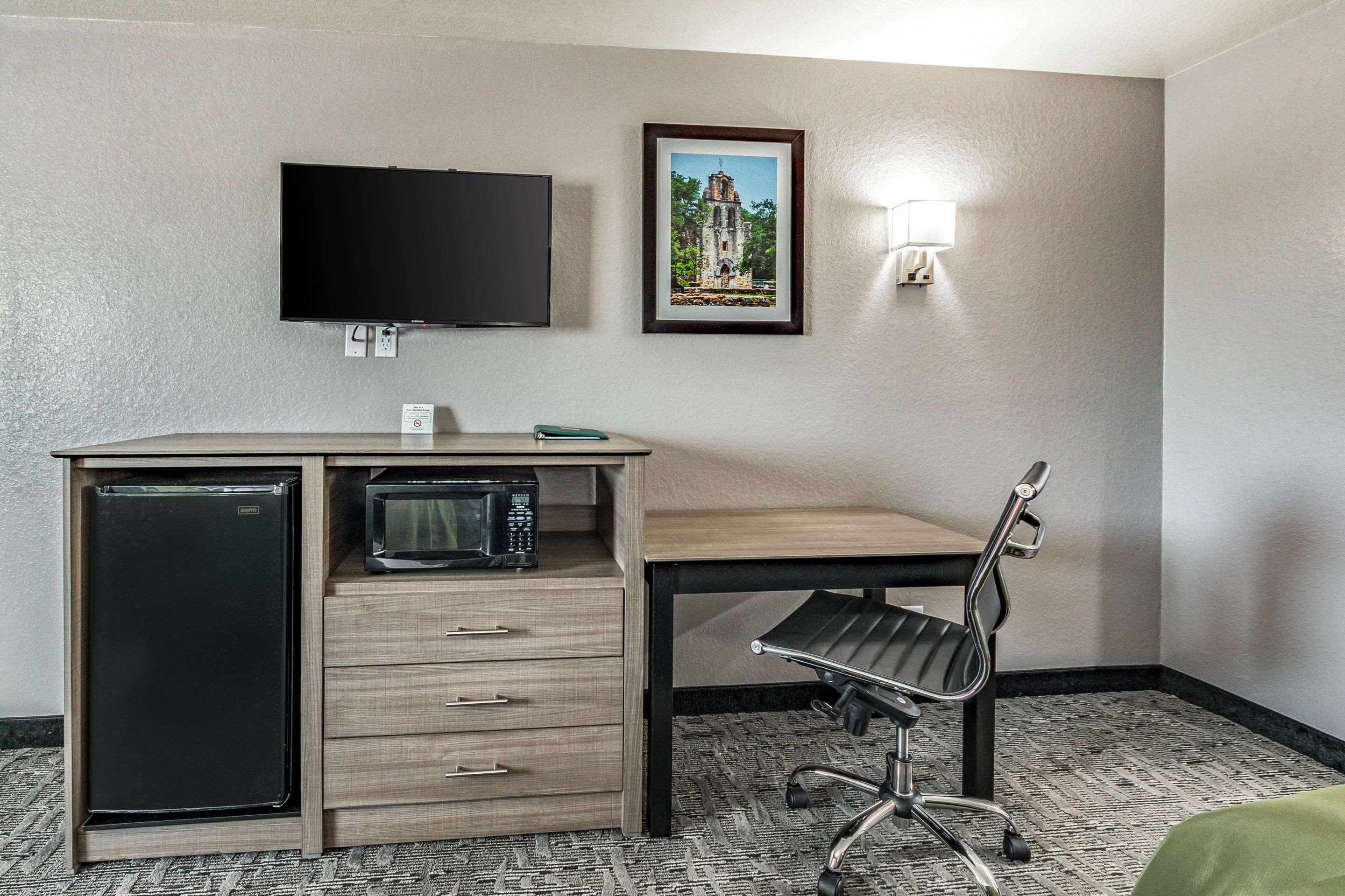 Inn Quality I-10 East Near Frost Bank Center