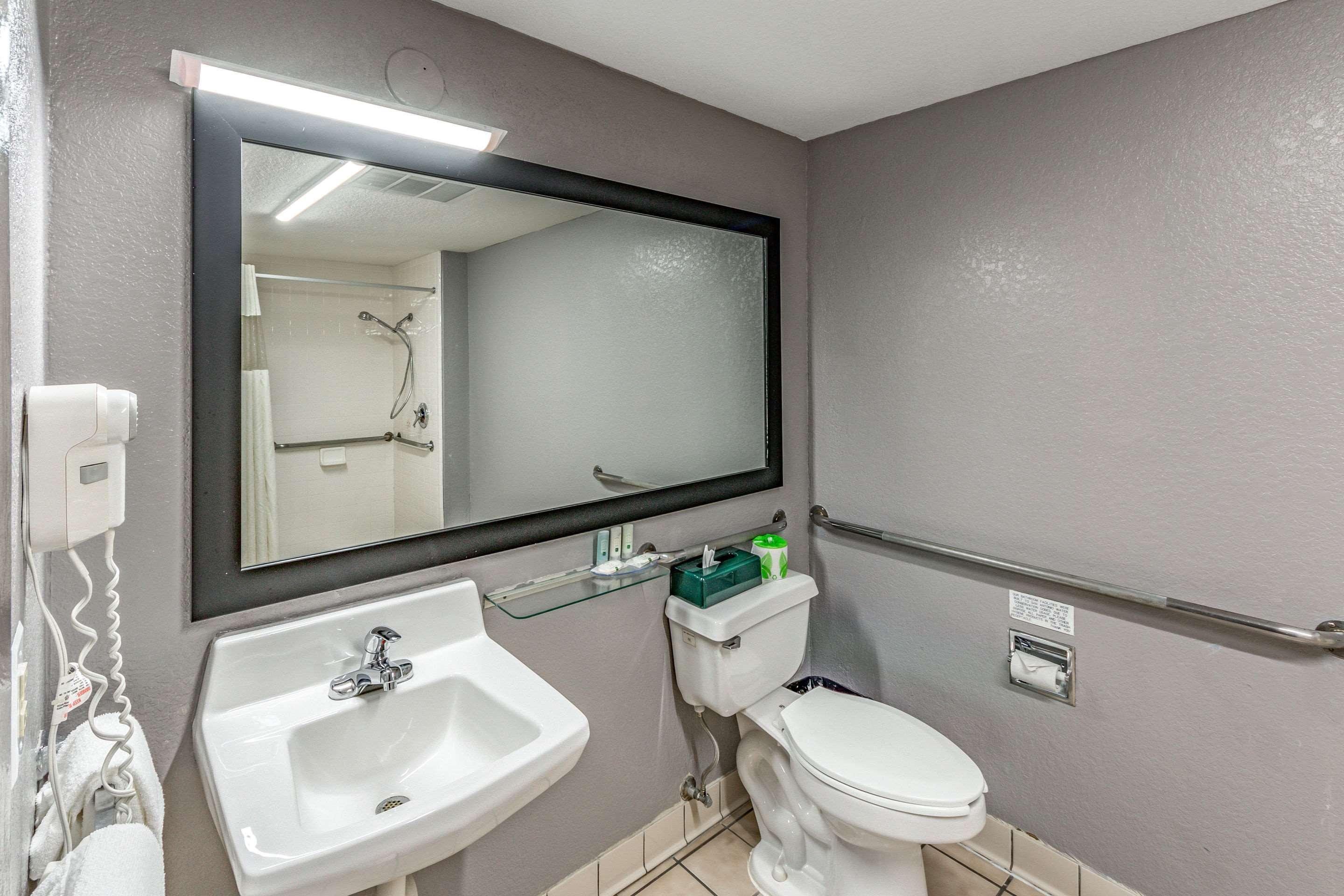 Inn Quality I-10 East Near Frost Bank Center 2*