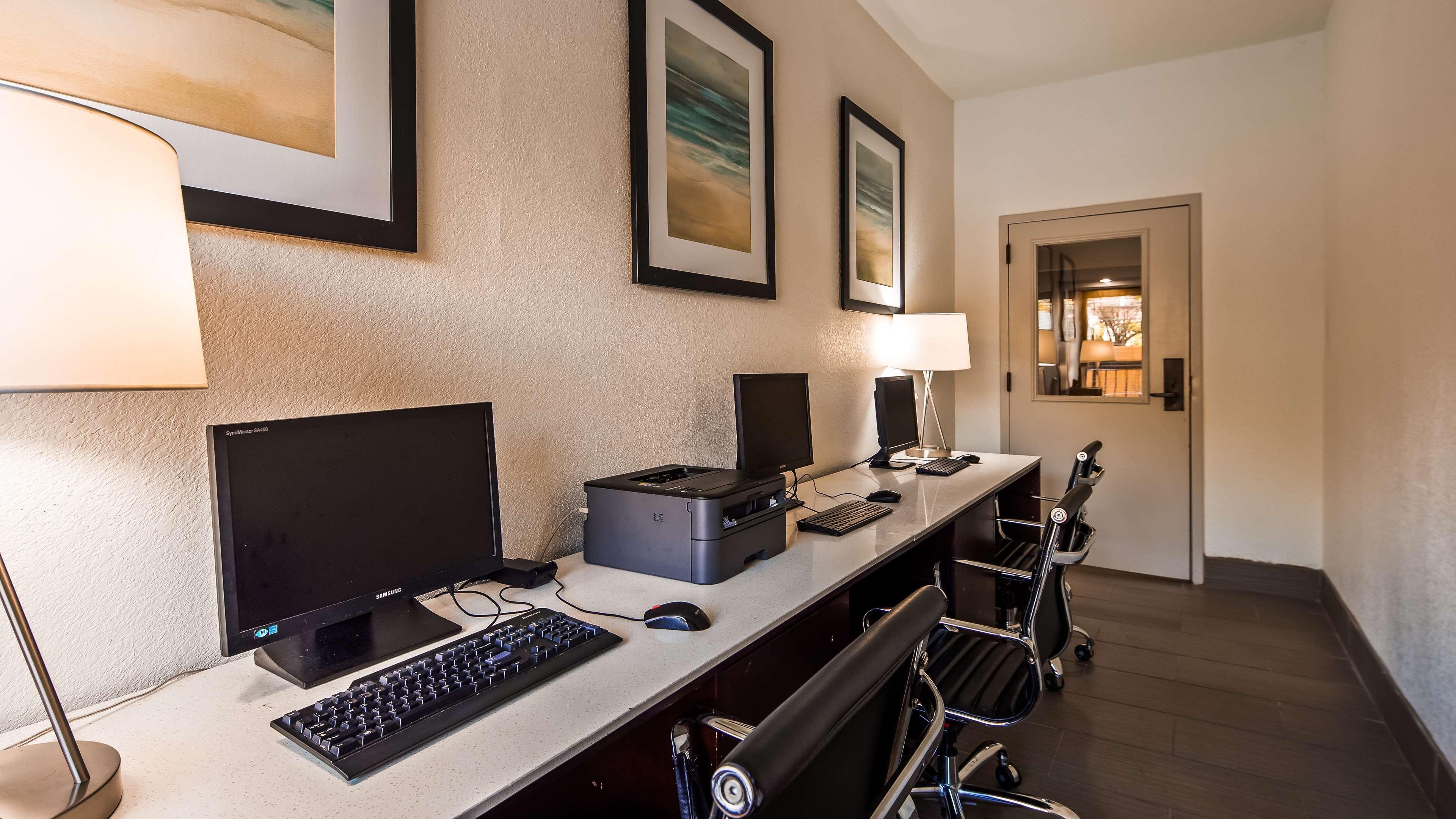 Hotel Clarion Pointe Near Medical Center 2*
