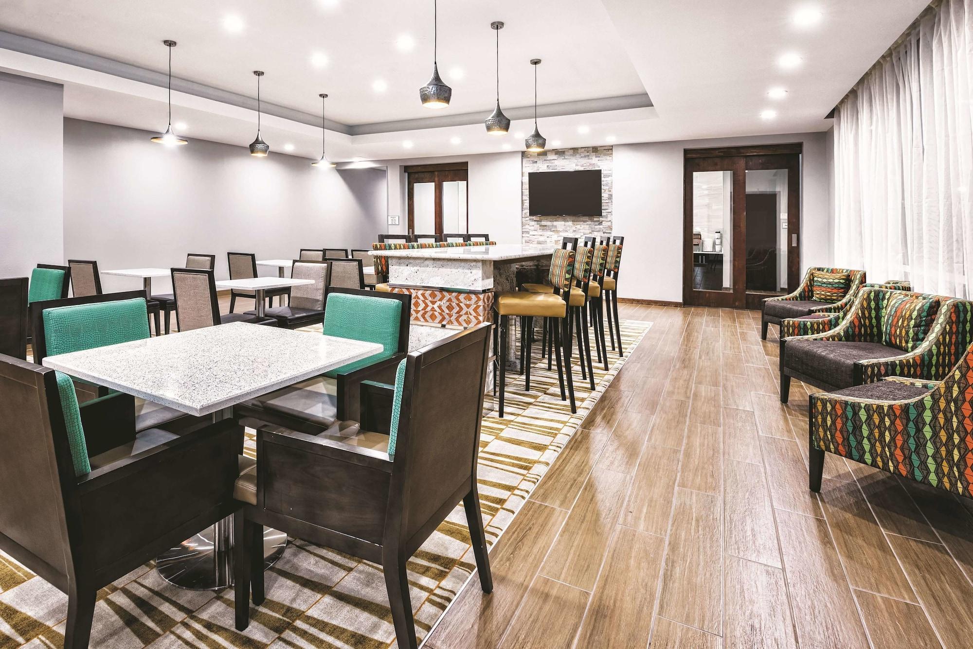 La Quinta By Wyndham San Antonio By Frost Bank Center Hotel