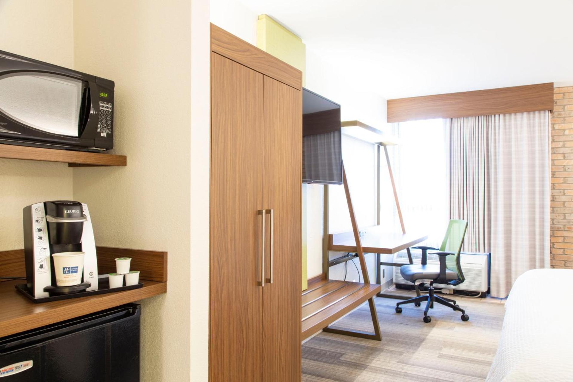 Express - Airport By Ihg Hotel