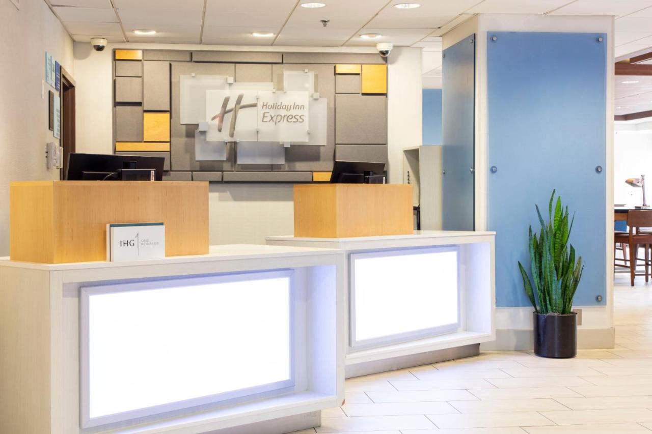 Express - Airport By Ihg Hotel