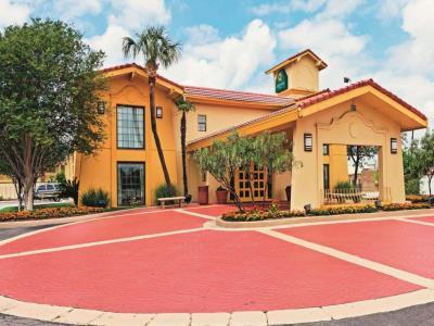 La Quinta By Wyndham Lackland Hotel