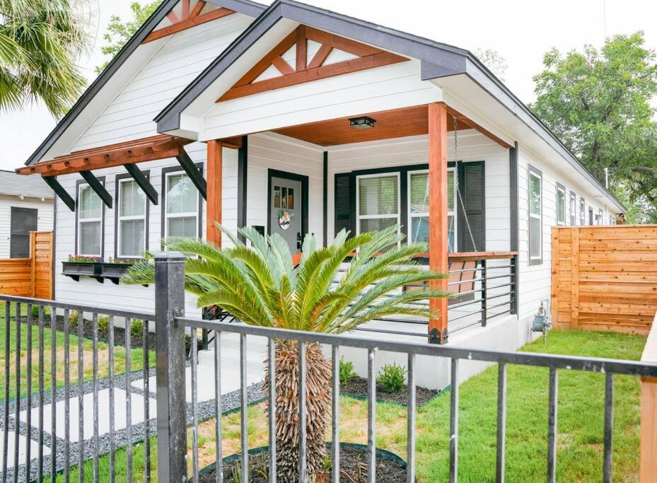 Lamar Villa-3 Bed 2.5 Bath With Outdoor Kitchen Villa San Antonio
