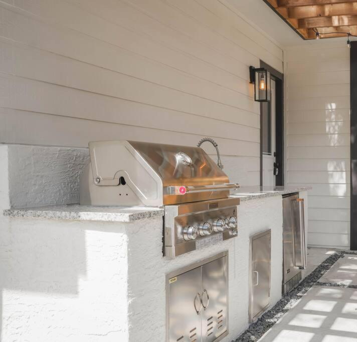 Lamar Villa-3 Bed 2.5 Bath With Outdoor Kitchen Villa *