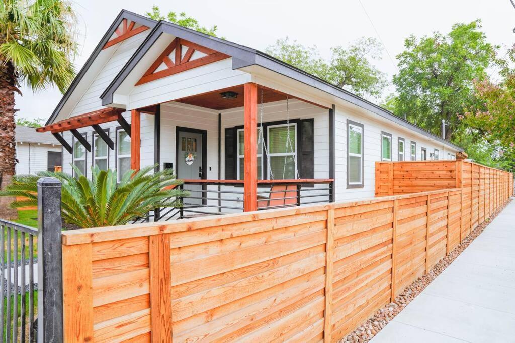 Lamar Villa-3 Bed 2.5 Bath With Outdoor Kitchen Villa