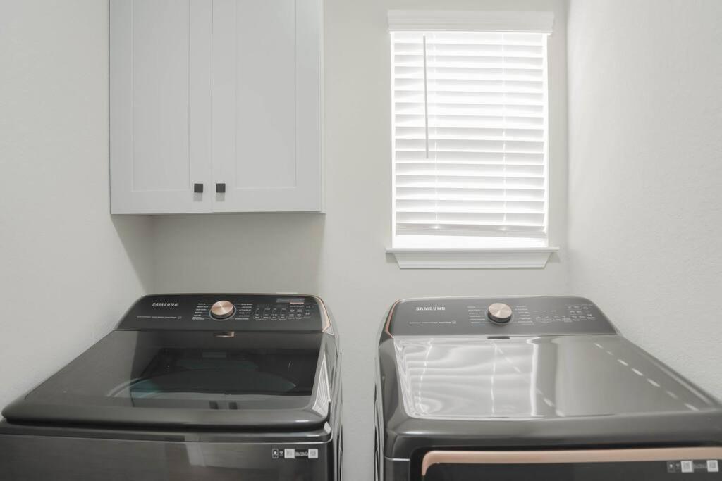 Lamar Villa-3 Bed 2.5 Bath With Outdoor Kitchen Villa San Antonio