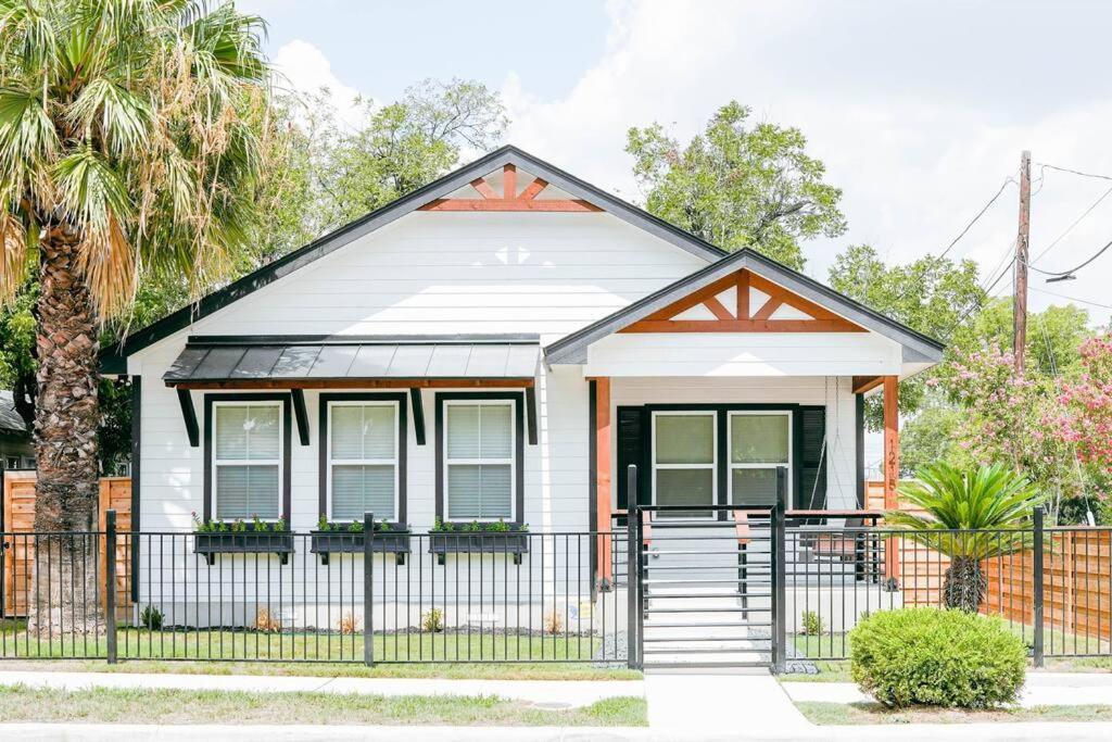 Lamar Villa-3 Bed 2.5 Bath With Outdoor Kitchen San Antonio