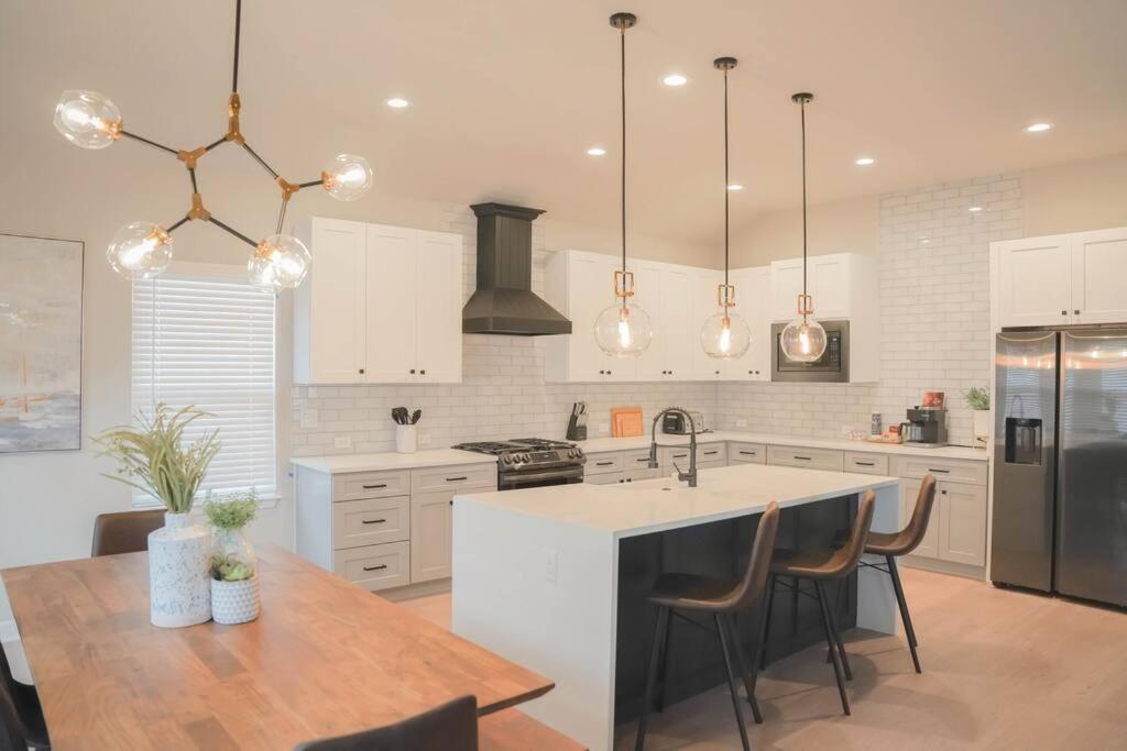 Lamar Villa-3 Bed 2.5 Bath With Outdoor Kitchen