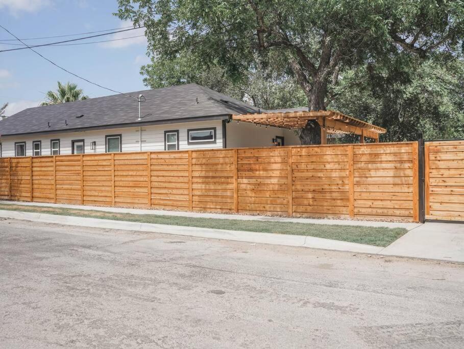 Lamar Villa-3 Bed 2.5 Bath With Outdoor Kitchen * San Antonio
