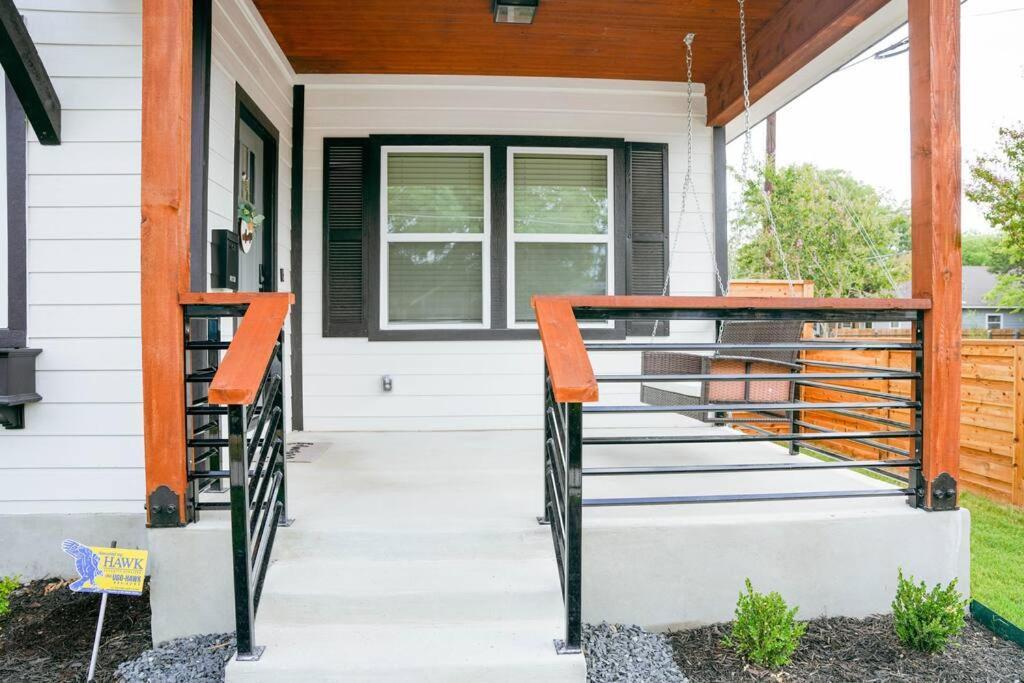 Lamar Villa-3 Bed 2.5 Bath With Outdoor Kitchen Villa *